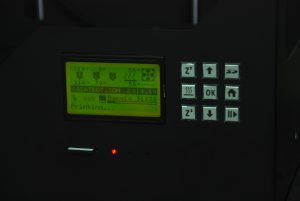 Экран и кнопки управления 3D-принтера Криэейт Бот
